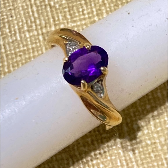 Vintage Jewelry - Amethyst 14k Gold oval birthstone diamond accents ring sz3